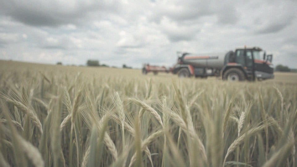 Jaką ilość wody należy używać z Fusilade w aplikacji?